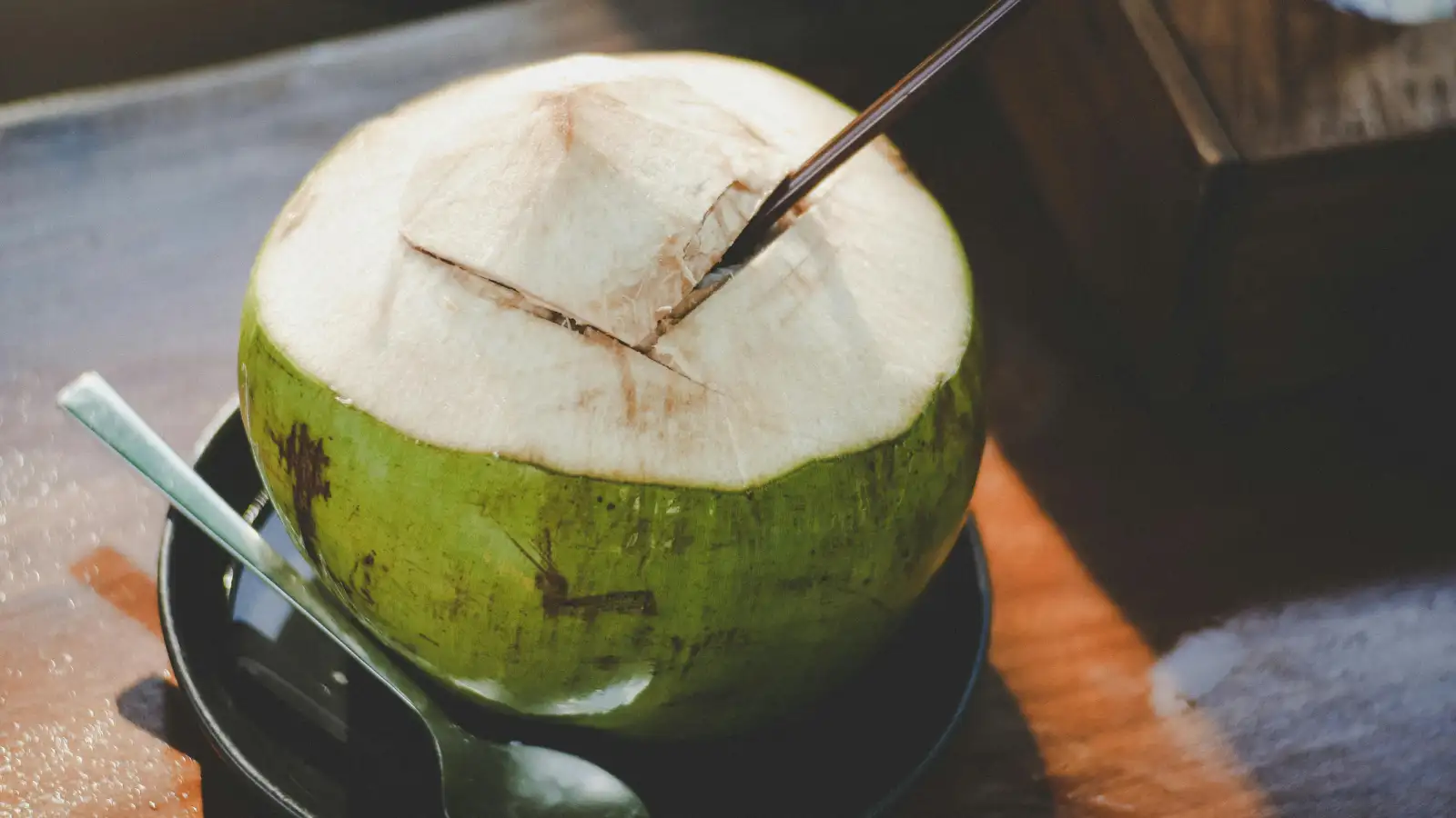 Coconut Buying Tips: मीठा पानी वाला नारियल कैसे पहचानें? खरीदने से पहले जान लें ये आसान तरीके