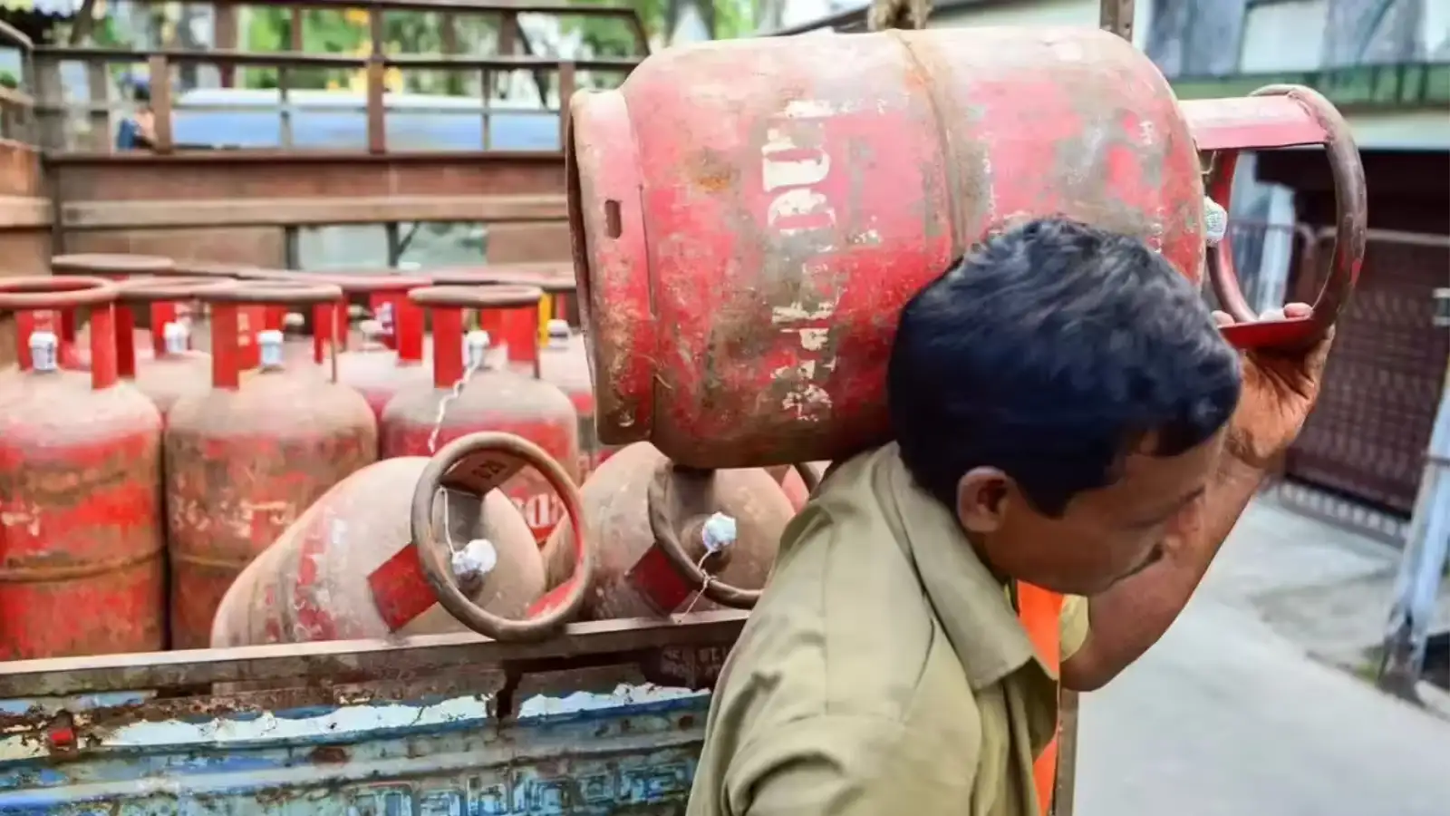LPG Shortage India: दिल्ली-मुंबई में गैस सिलेंडरों की किल्लत, ब्लैक में ₹3000 तक पहुंची कीमत