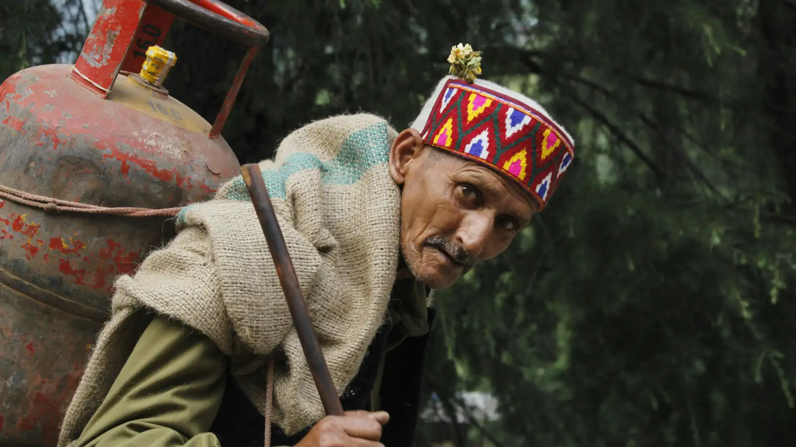 LPG Cylinder Crisis: क्या फिर महंगा होगा गैस सिलेंडर? ईरान-इजरायल युद्ध के बीच बढ़ी लोगों की चिंता