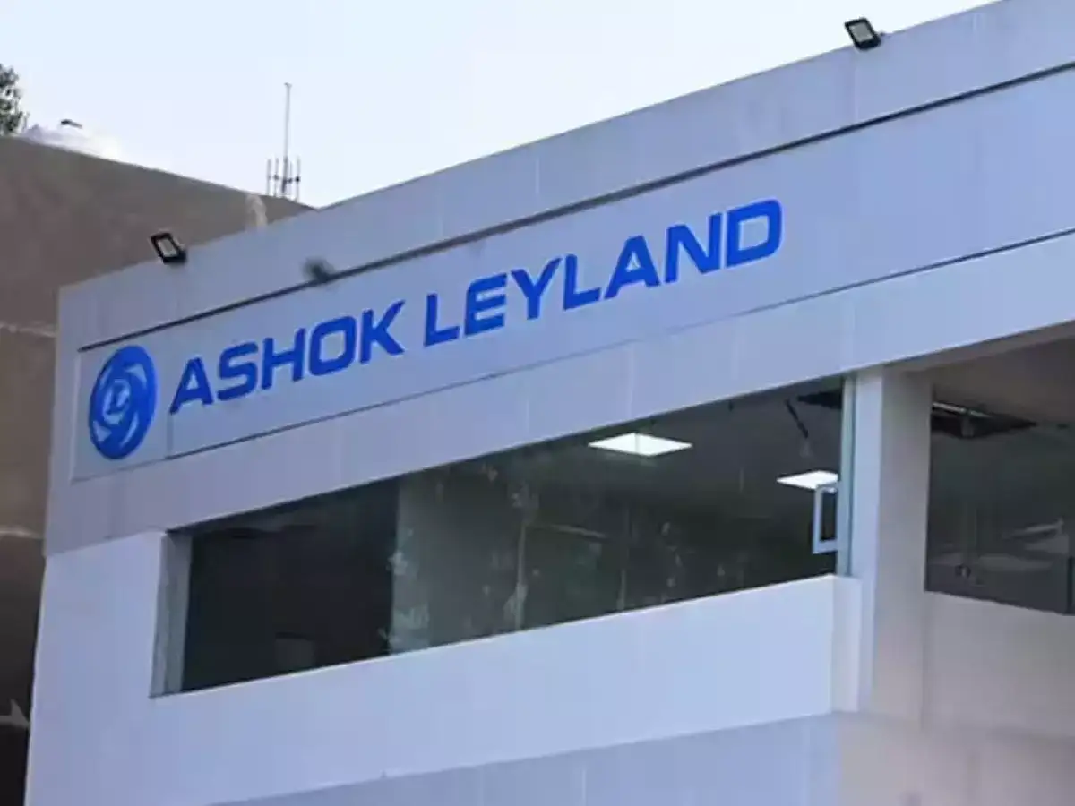 Ashok Leyland Strengthens Long-Term Tie-Up with VRL Logistics, Bags Order for 715 Vehicles