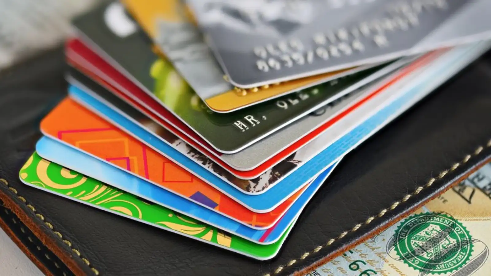 ATM Card Benefits: आपके डेबिट कार्ड पर मिल सकता है ₹5 लाख तक का मुफ्त दुर्घटना बीमा, जानें कैसे मिलेगा फायदा