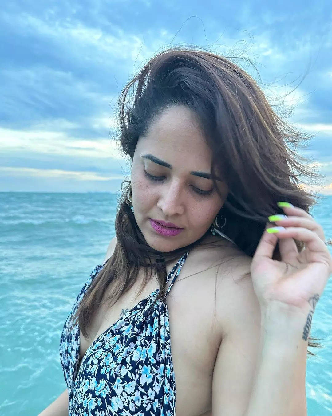 Anasuya: గ్యాప్ ఇవ్వకుండా అనసూయ బోల్డ్ పిక్స్.. ఈసారి మరింత దారుణంగా! -  anasuya bharadwaj latest pics in bikini goes viral - Samayam Telugu