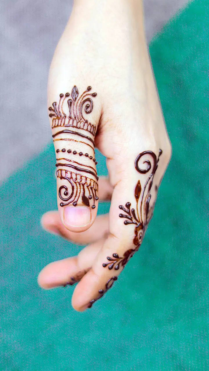 Diwali Mehndi Design: दीपावली पर हाथों में रचाएं ये ट्रेंडी मेहंदी डिजाइन,  रोशनी की तरह दमक उठेगा आपका ओवरऑल लुक - Diwali mehndi design 2023 latest  easy and beautiful mehndi ...