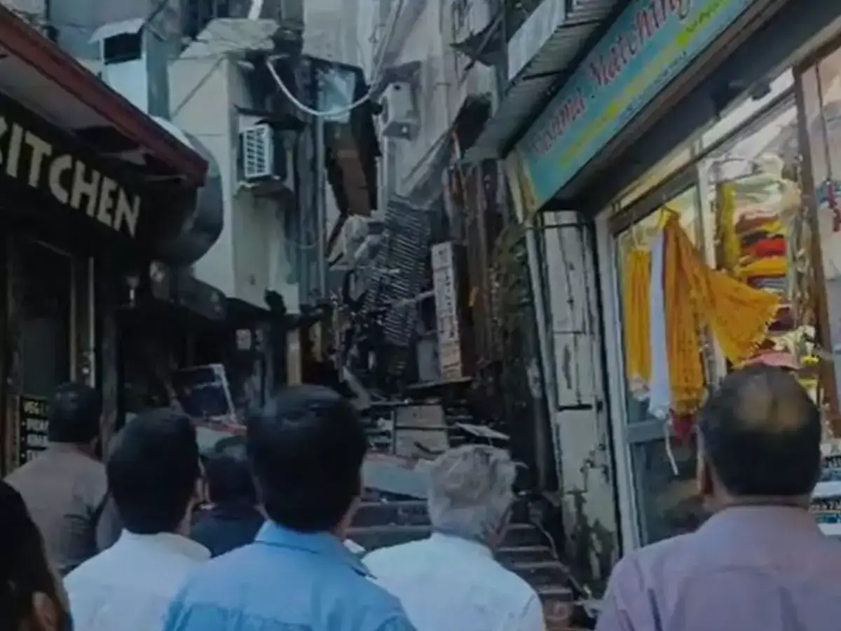 Shimla News: शिमला के माल रोड पर धमाका, 1 शख्‍स की मौत 7 लोग घायल, देखें  तस्‍वीरें - explosion due to cylinder blast shimla mall road five people  injured see pictures - Navbharat Times