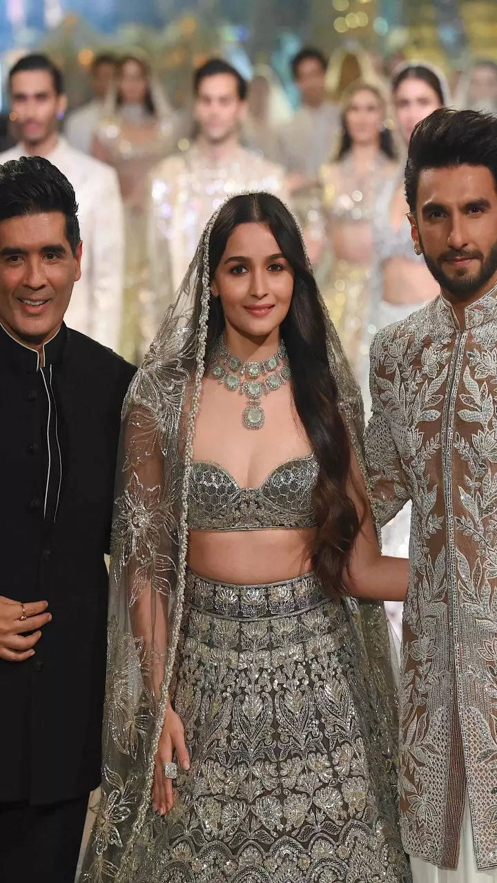 Deepika Padukone and Ranveer Singh Turns Showstopper For Manish Malhotra at  Mijwan Fashion 2022- Boldsky | Deepika padukone lehenga, Manish malhotra  bridal, Manish malhotra