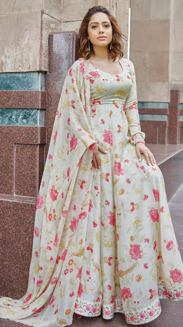 Sreemukhi's latest retro photoshoot in Anarkali dress | Times of India
