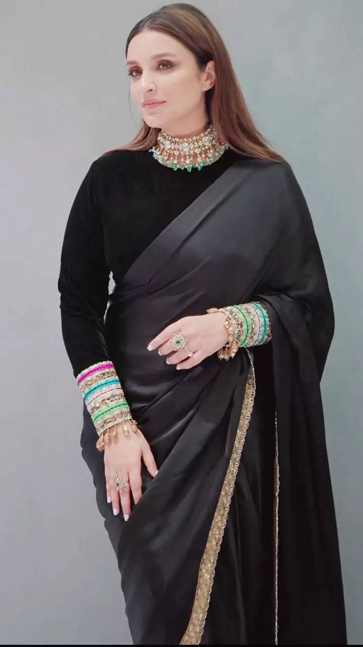 Parineeti Chopra looks beautiful in black saree, photos will wins your  heart | ब्लैक साड़ी में बेहद खूबसूरत लग रहीं परिणीति चोपड़ा, फोटोज देख तेज  हुई फैन्स की धड़कनें!