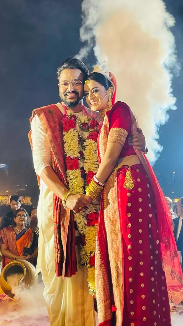 সৌরভের সঙ্গে শুভদৃষ্টি ,নাচতে নাচতে মন্ডপে দর্শনা | Eisamay