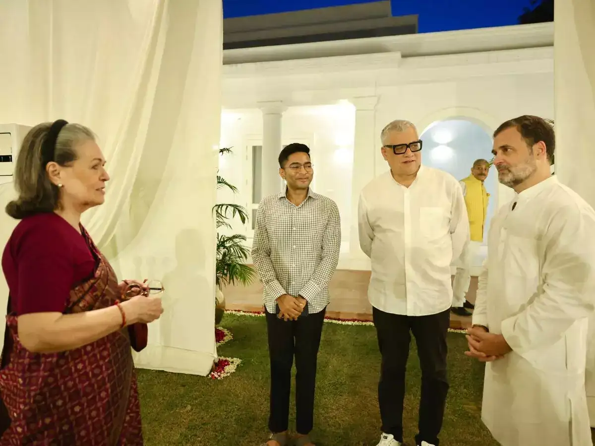 सोनिया-पवार साथ.. उद्धव भी परिवार संग पहुंचे.. इंडिया गठबंधन की ये तस्वीरें बीजेपी की टेंशन बढ़ाएगा! - opposition unity at rahul gandhi dinner sharad pawar uddhav thackeray ...