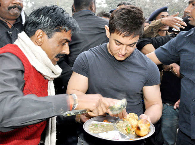 जब आमिर खान ने थाली भरकर खाया लिट्टी-चोखा - Aamir Khan eats litti chokha at  Patna roadside shop - Navbharat Times