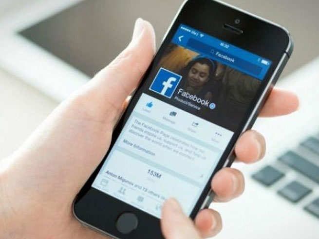 facebook: iPhone यूजर्स को परेशान कर रहा फेसबुक बग, अपने आप ऑन हो रहा फोन का कैमरा