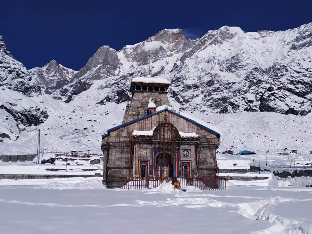 Kedarnath Mandir in Snowfall, बर्फ में आधा डूबा ...