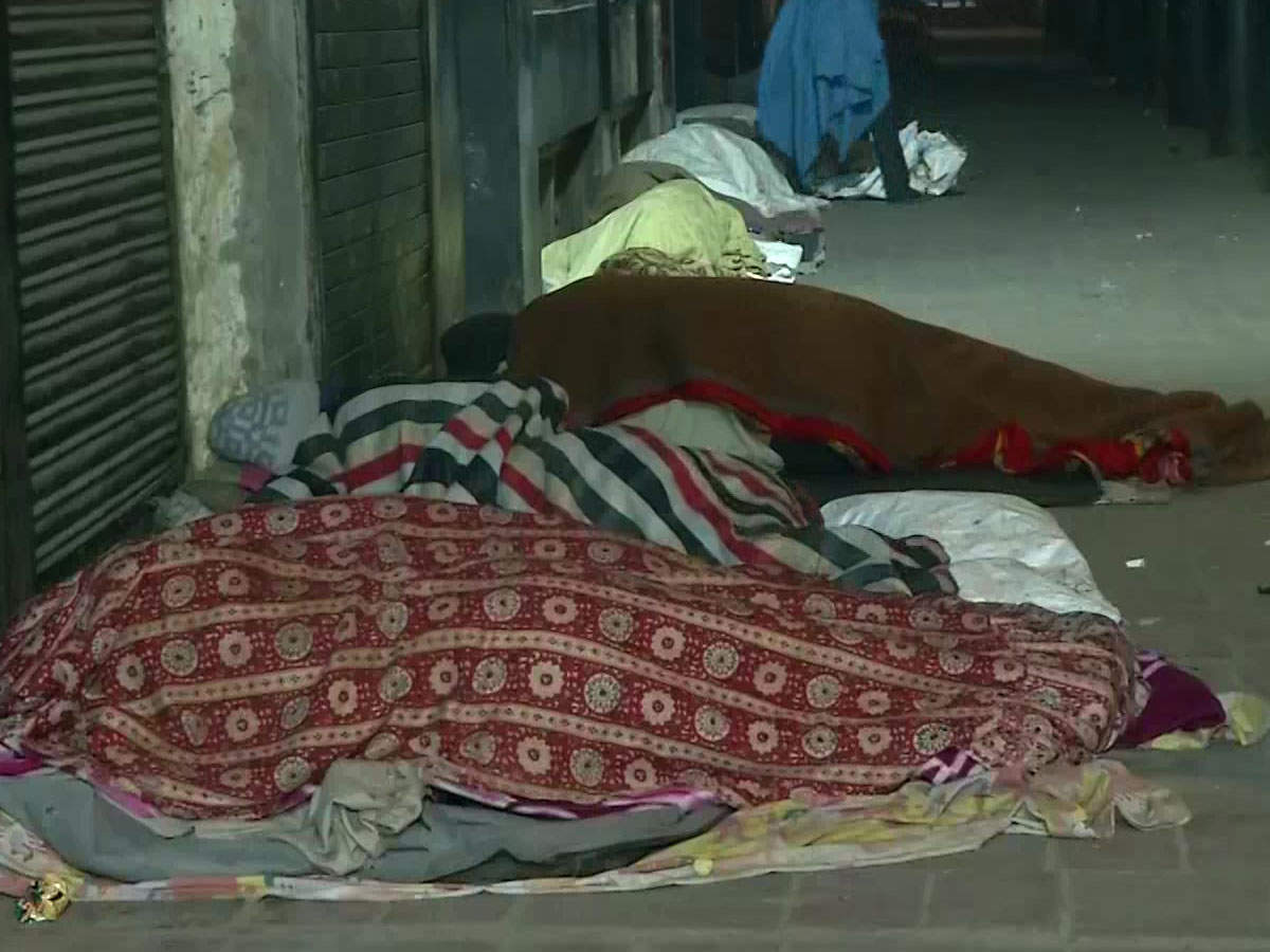  NBT "title =" NBT "/> <p> Homeless people seen sleeping in streets in Turkman Gate area </p> </p></div> <p> <strong> Estimated to change wind direction </strong><br /> <br /> The official of the Meteorological Department says that the wind direction is expected to change here from Monday, so Delhi may get some more relief from the cold wave. The department has said that due to the decrease in the speed of the western winds from the western Himalayan region and the easterly winds moving in the northern regions, the day temperature has been recorded in these areas. According to the forecast of the Meteorological Department, light rain may also occur in many areas of North India including Delhi, Uttar Pradesh and Himachal Pradesh on New Year's Eve.</p> <div class=