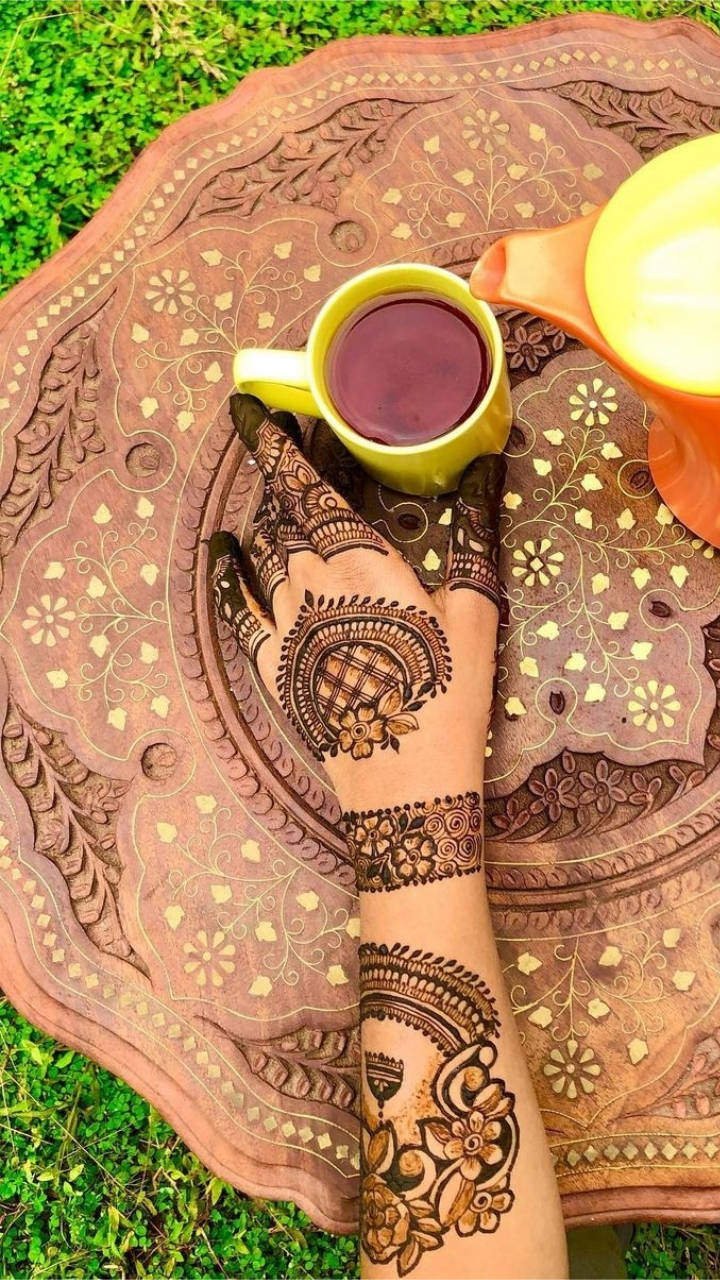 Premium Photo | Beautiful henna design on the hands of a woman