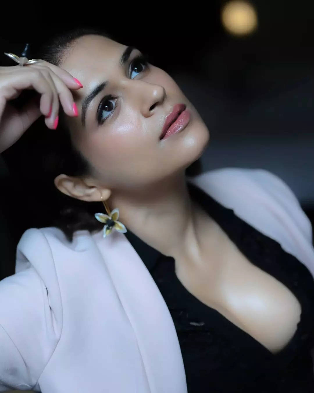 Shraddha das,பேண்ட் சூட்டிலும் இவ்ளோ கவர்ச்சியா.. ஷ்ரத்தா தாஸ் ஹட் போட்டோஸ்  - shraddha das sizzling hot photoshoot in pant suit - Samayam Tamil