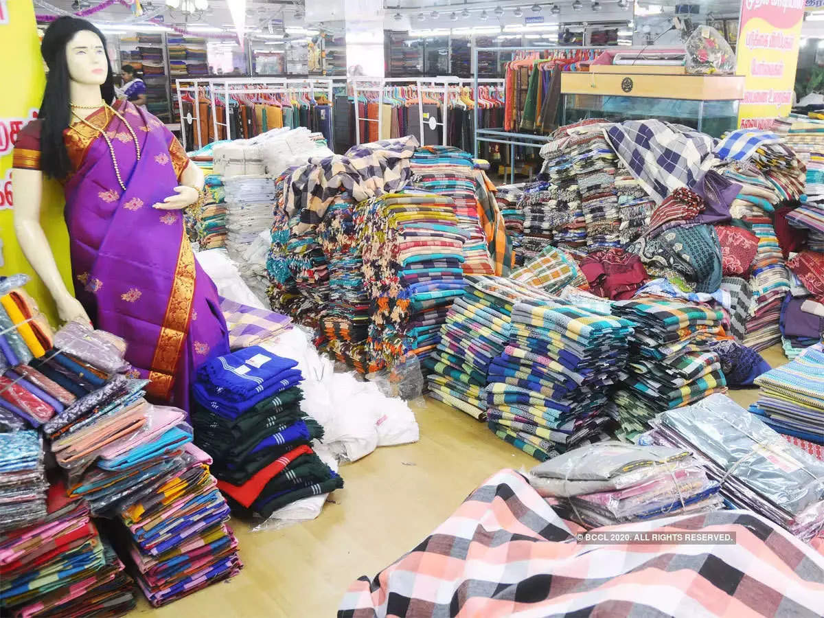 Mumbai Wholesale Market - Mangaldas market is the perfect go-to place for  fabric shopping. Whether it is for making a lehenga or kurti, or even a  dress, we're sure you'll find the