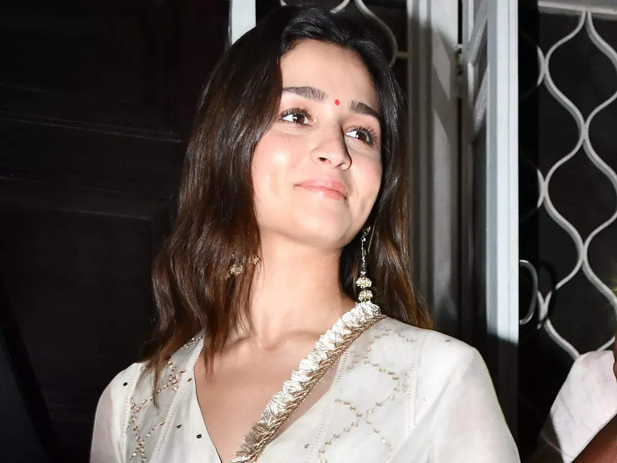 Alia bhatt in white kurti sale