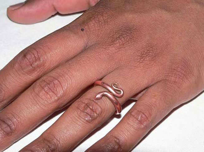 Copper Ring Importance: तांबे की अंगूठी पहनने से मिलते हैं ये सभी फायदे,  बड़े-बड़े दोषों से मिलता है छुटकारा
