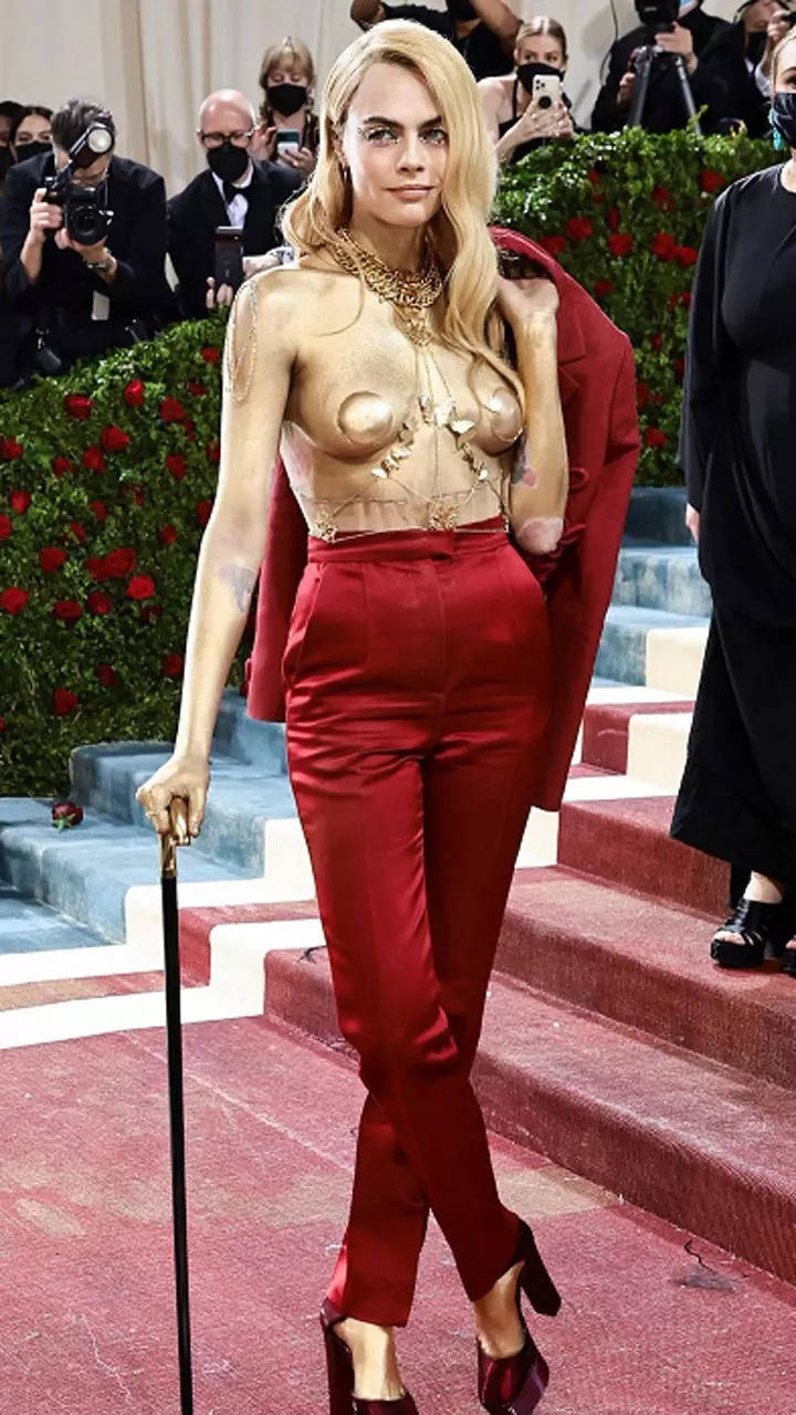 Know all about Actress Cara Delevingne the golden topless beauty of met  gala 2022 | Navbharat Times