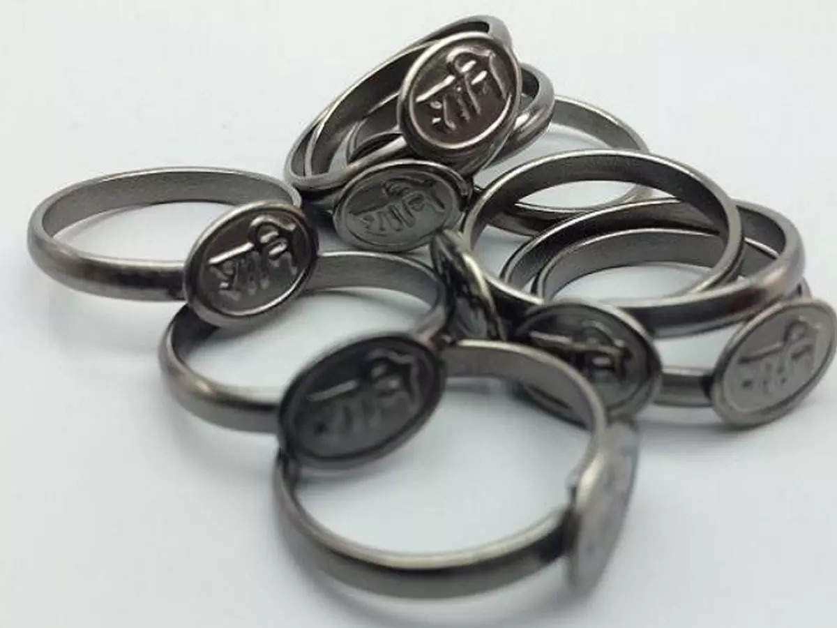 iron ring benefits wearing iron ring to get shani dev blessings | Iron Ring  Benefit: घोड़े की नाल का छल्ला पहनने से शनि देव की बरसेगी कृपा, पैसों की  नहीं होगी कमी,