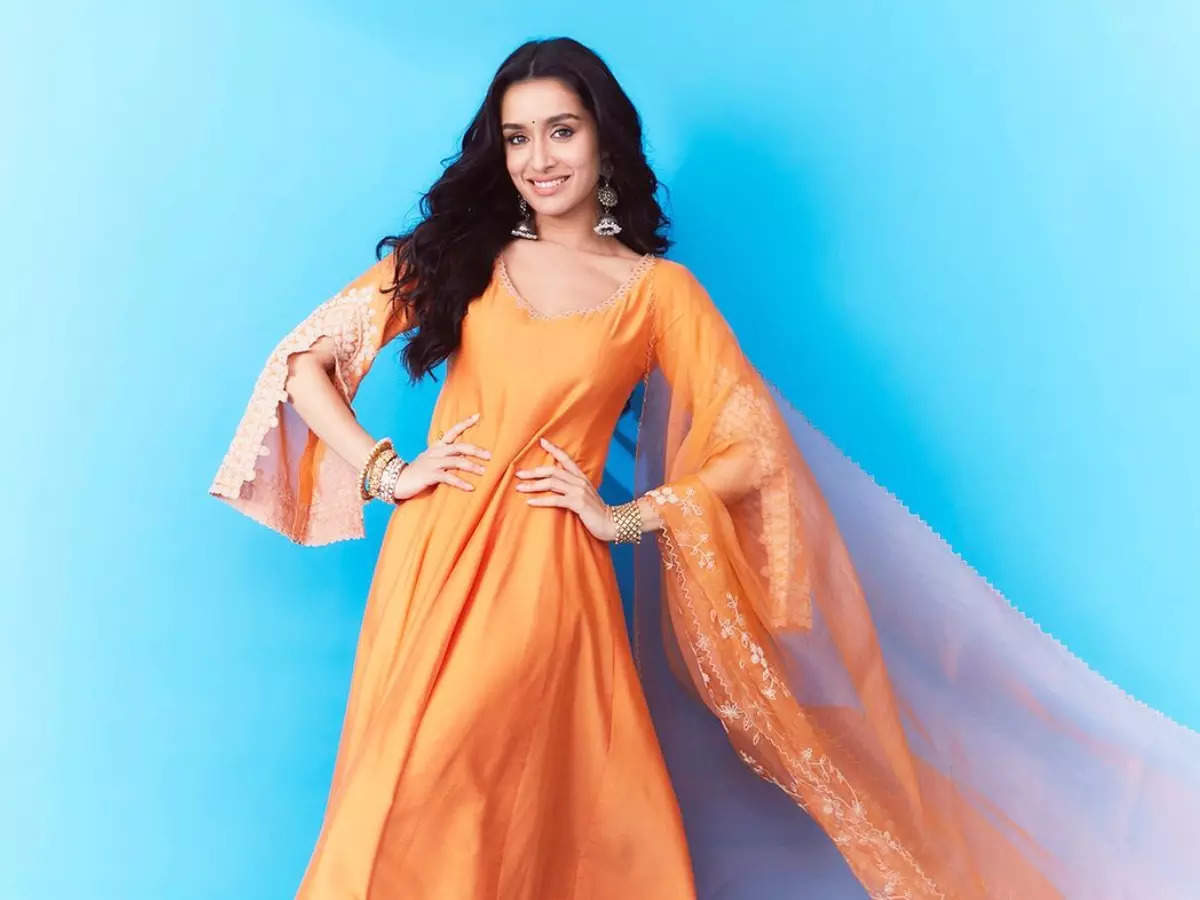 Shraddha Kapoor In Orange Suit,रेशम की कुर्ती पहनकर श्रद्धा कपूर ने अपनी  सादगी से तोड़ डाला सबका गुमान, बिना कमर दिखाए मचा दिया हल्ला - lifestyle  beautiful shraddha ...