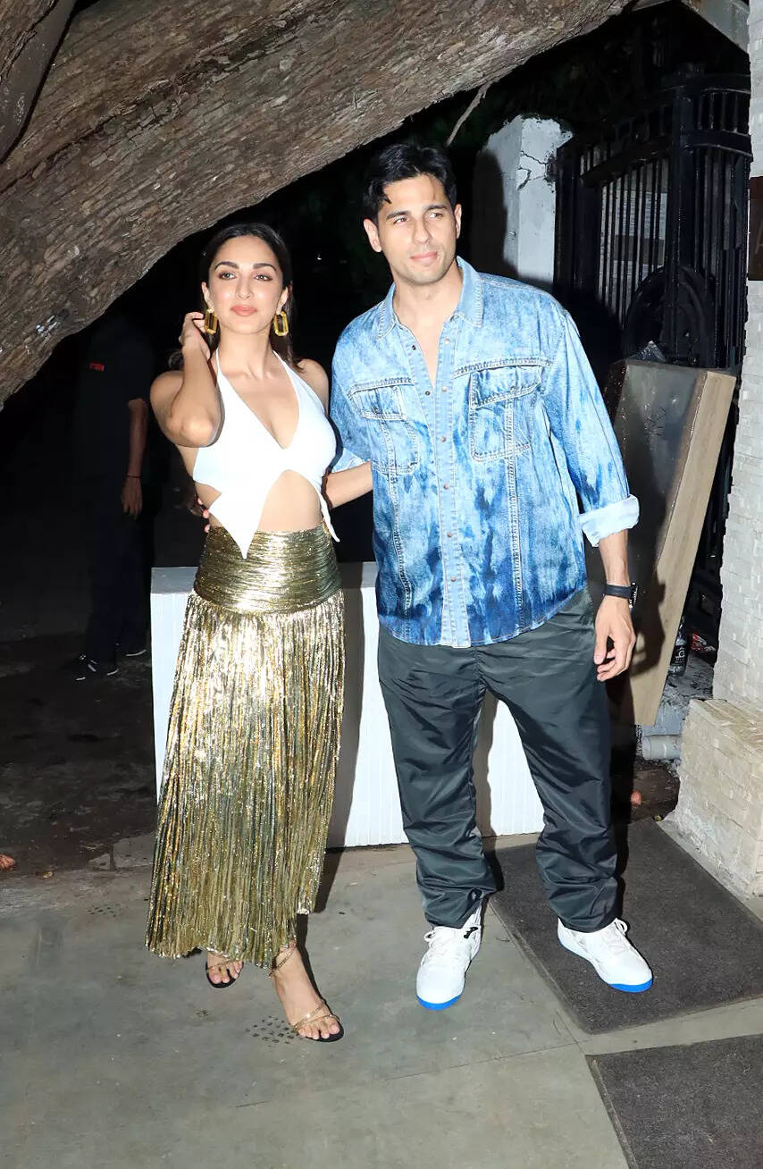 kiara advani, सिद्धार्थ मल्होत्रा के साथ पार्टी में पहुंची कियारा आडवाणी के स्टाइलिश लुक ने खींचा सबका ध्यान, देखें तस्वीरें - lifestyle kiara advani in crop top and golden shimmery skirt with sidharth malhotra - Navbharat Times