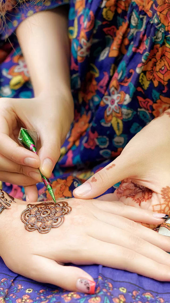 Beautiful Gol tikki mehandi design | Simple Mehndi designs tutorial |  Latest design for hands | design, mehndi, tutorial | Beautiful Gol tikki mehandi  design | Simple Mehndi designs tutorial | Latest