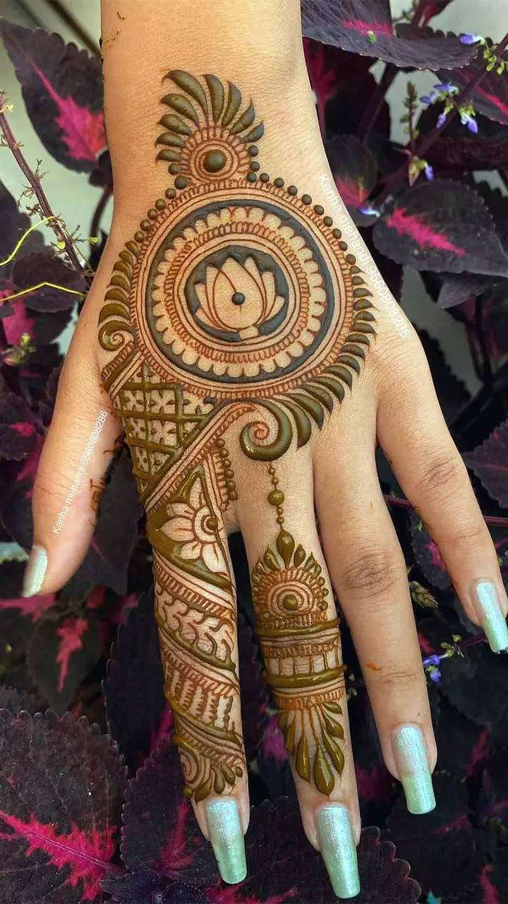 Gangaur 2023 Beautiful Peacock Mehndi Design For front hands mehndi design  images - Gangaur Mehndi Design: गणगौर पर मेहंदी से सजाने हैं अपने हाथ,  देखिए शानदार मोर डिजाइन, लाइफस्टाइल न्यूज