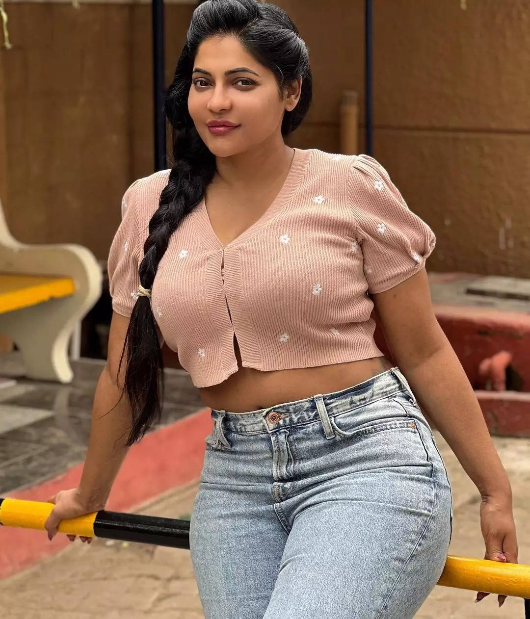 Reshma Pasupuleti: திடீர்னு அந்த அவதாரம் எடுத்த கோபி பொண்டாட்டி... - reshma  pasupuleti latest clicks in modern outfits - Samayam Tamil