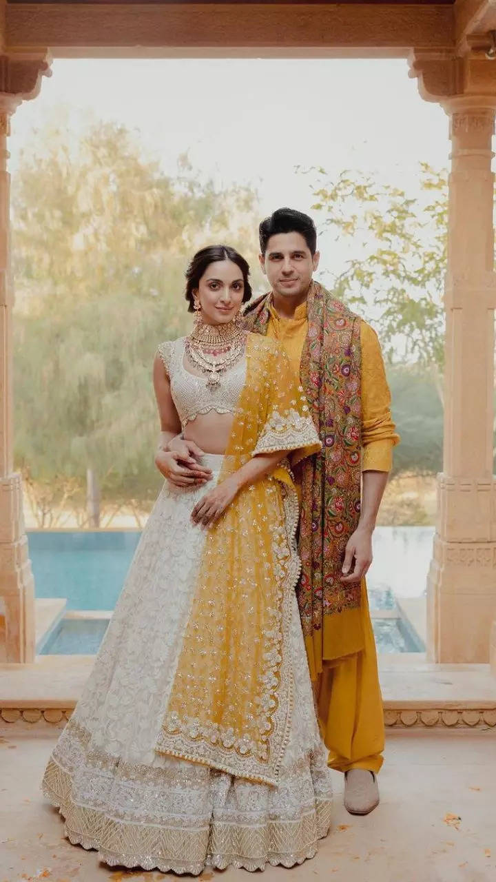 Buy couple dress for wedding online | Couple engagement dress @ best prices
