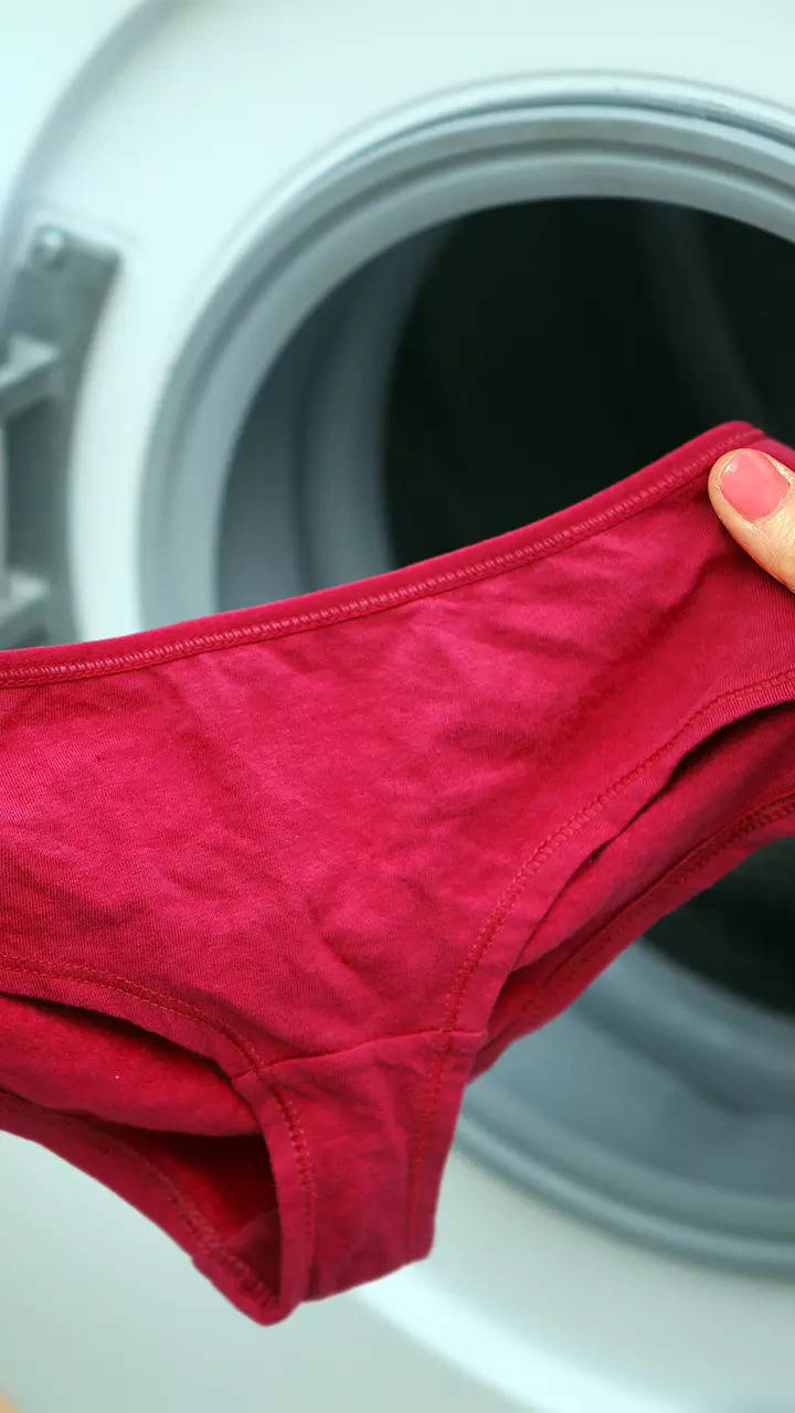 Sleeping in underwear in Hindi: रात में महिलाओं को अंडरवियर पहनकर सोना  चाहिए या नहीं? जानें इसके फायदे-नुकसान