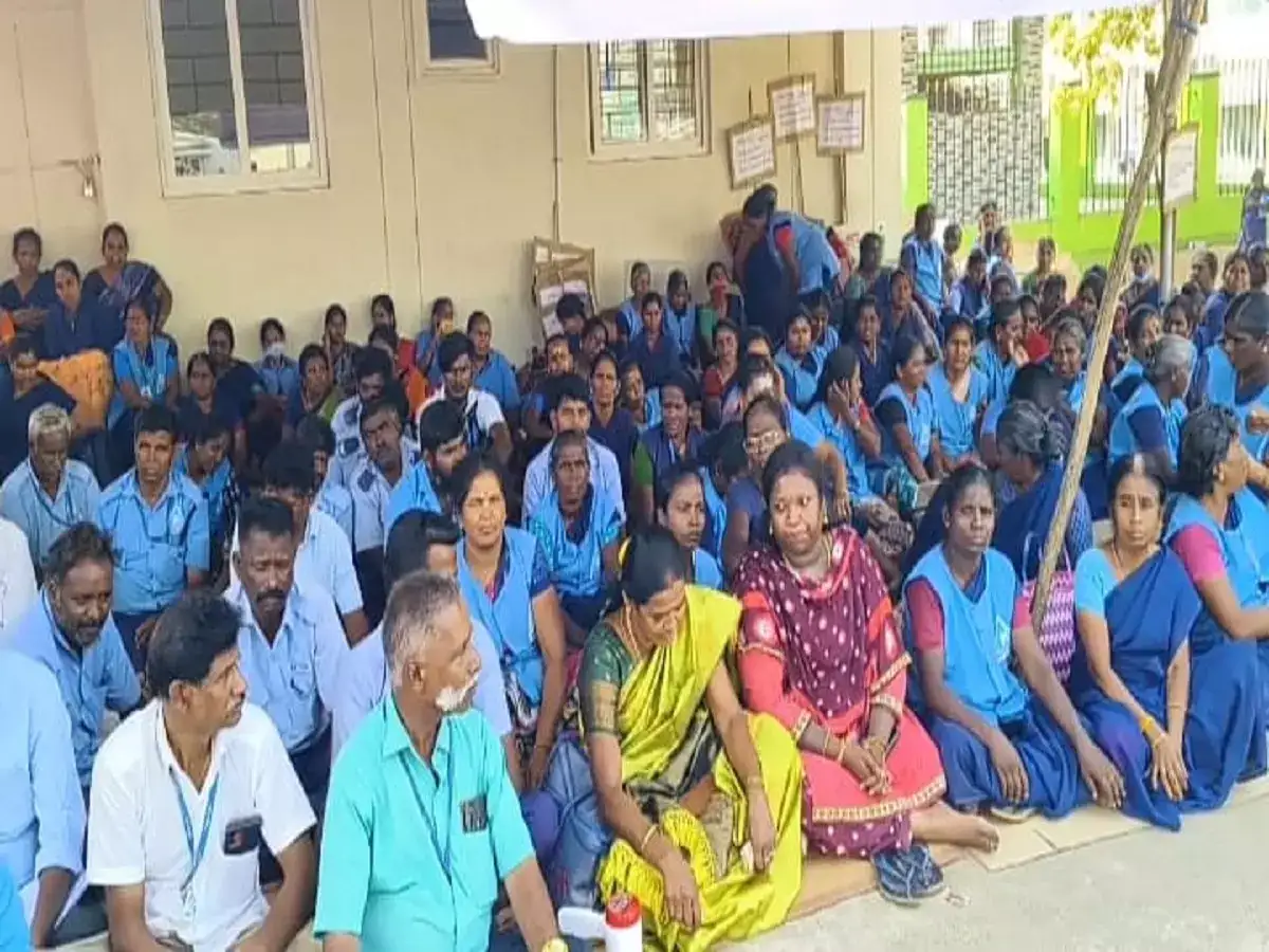 திருப்பூர் அரசு மருத்துவமனை: தூய்மை பணி ஊழியர்கள் உள்ளிருப்பு போராட்டம்! 