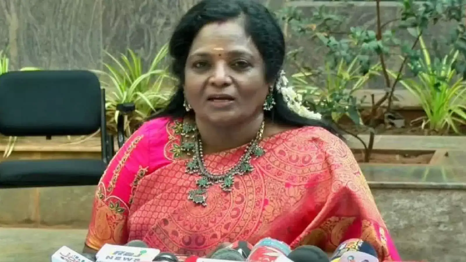 டெல்லி மேலிடத்தில் வந்த திடீர் அழைப்பு.. உடனே புறப்பட்ட தமிழிசை - விமான நிலையத்தில் கொடுத்த ஹிண்ட்! 