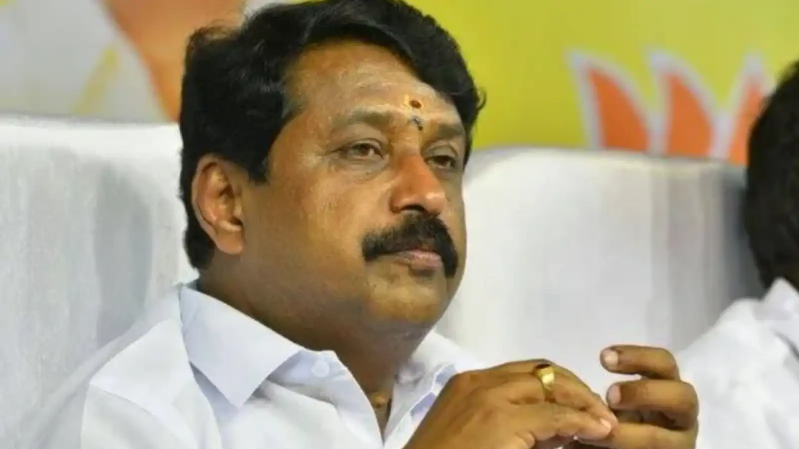 'உங்களுக்கு சோறு கூட போடுறோம்.. ஆனா.. நயினாரிடம் பாஜக நிர்வாகி சொன்ன வார்த்தை - வைரல் வீடியோ! 