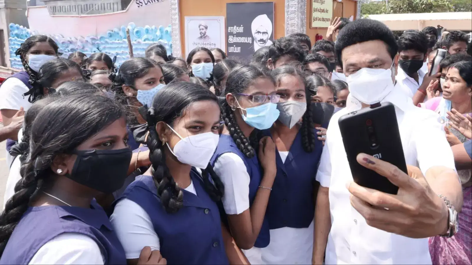 +2 பொதுத் தேர்வில் ரெக்கார்ட்.. தனியார் பள்ளிகளுக்கே டஃப் கொடுக்கும் அரசு பள்ளிகள் ! 