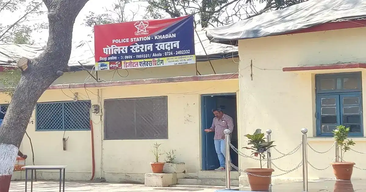 सिगारेटचे चटके दिले, मुंडन, विवस्त्र केलं अन्…, अकोल्यात अल्पवयीन मुलीवर अमानूष अत्याचार सिगारेटचे चटके दिले, मुंडन, विवस्त्र केलं अन्…, अकोल्यात अल्पवयीन मुलीवर अमानूष अत्याचार