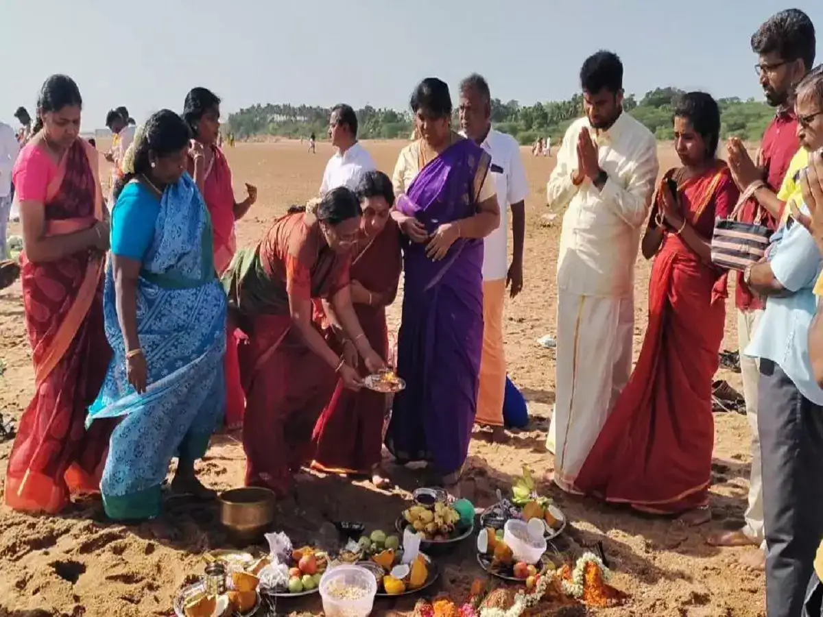 ஆடிப்பெருக்கு: காவிரி ஆற்றில் படையலிட்டு புதுமண தம்பதியினர் வழிபாடு! 