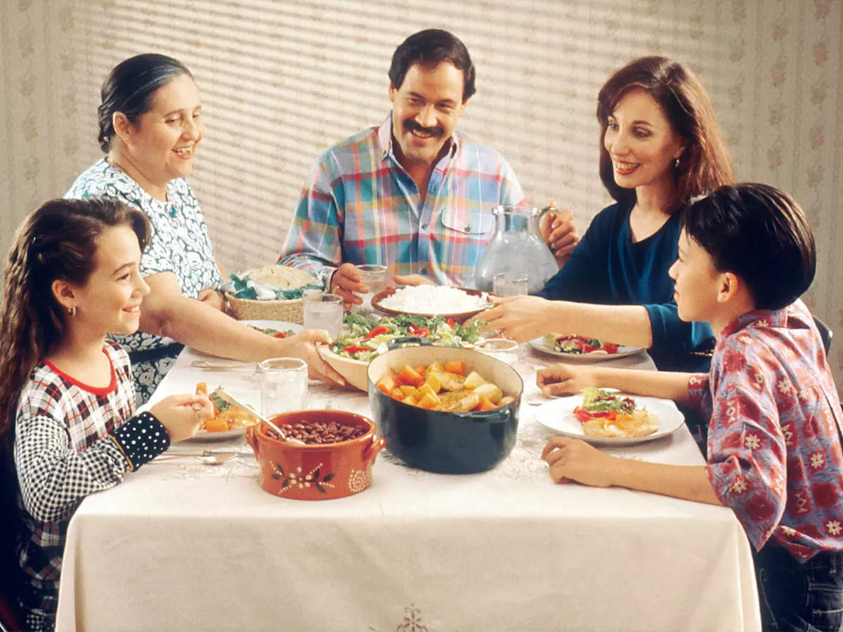 Positive Parenting: খুদের জন্য এই কাজটি এখনও করেননি, দ্রুত মানসিক চাপ বা  বিষন্নতা গ্রাস করতে পারে! - benefits of eating together as a family -  eisamay
