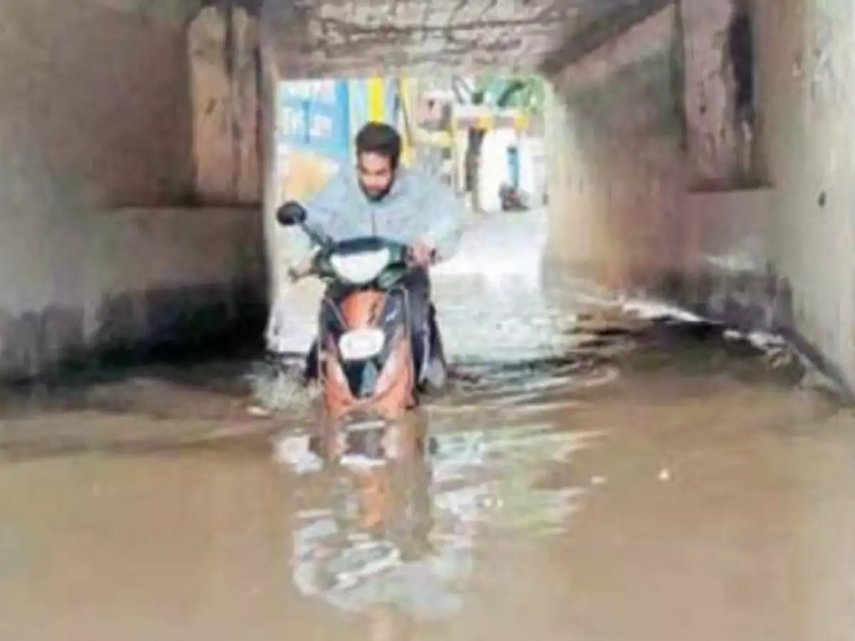கோவையில் வெளுத்து வாங்கிய கனமழை.... தேங்கிய மழை நீரால் வாகன ஓட்டிகள் அவதி! 
