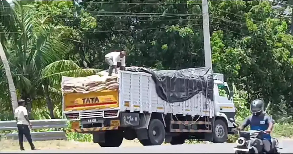 தென்காசி வழியாக கேரளாவுக்கு 8 டன் ரேஷன் அரிசி கடத்தல்; வண்டியுடன் தட்டி தூக்கிய போலீஸ்! 