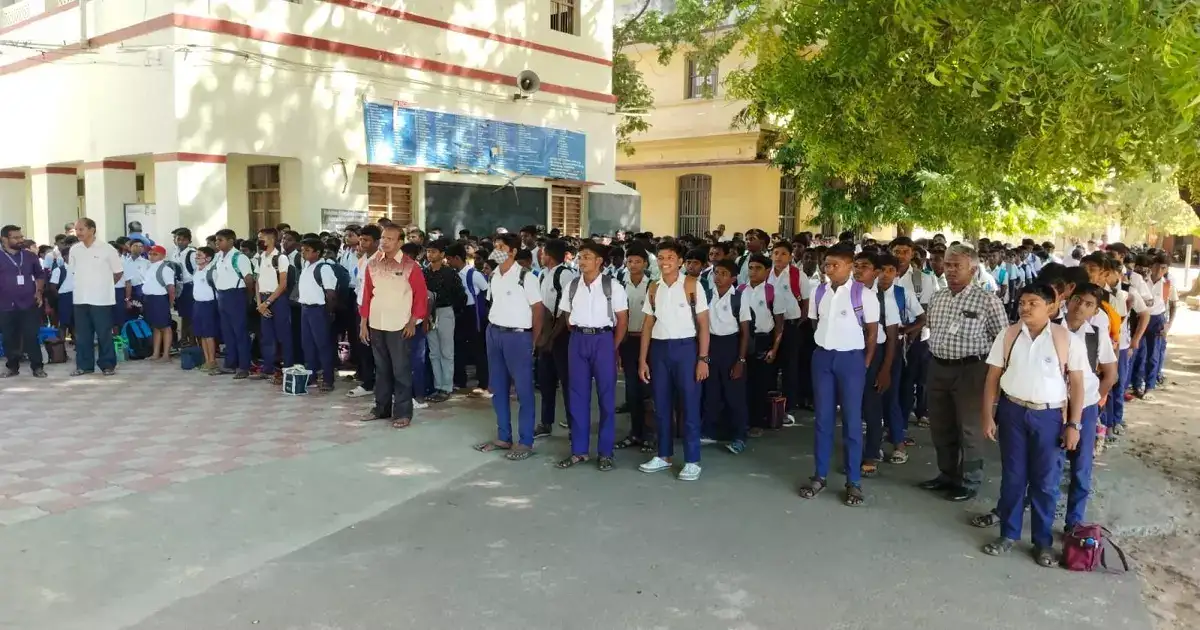 பள்ளிக்கூடத்துக்கு வந்தாச்சு.. நீண்ட விடுமுறைக்கு பின்னர் ஜாலியாக வந்த திருச்சி மாணவர்கள்.. 