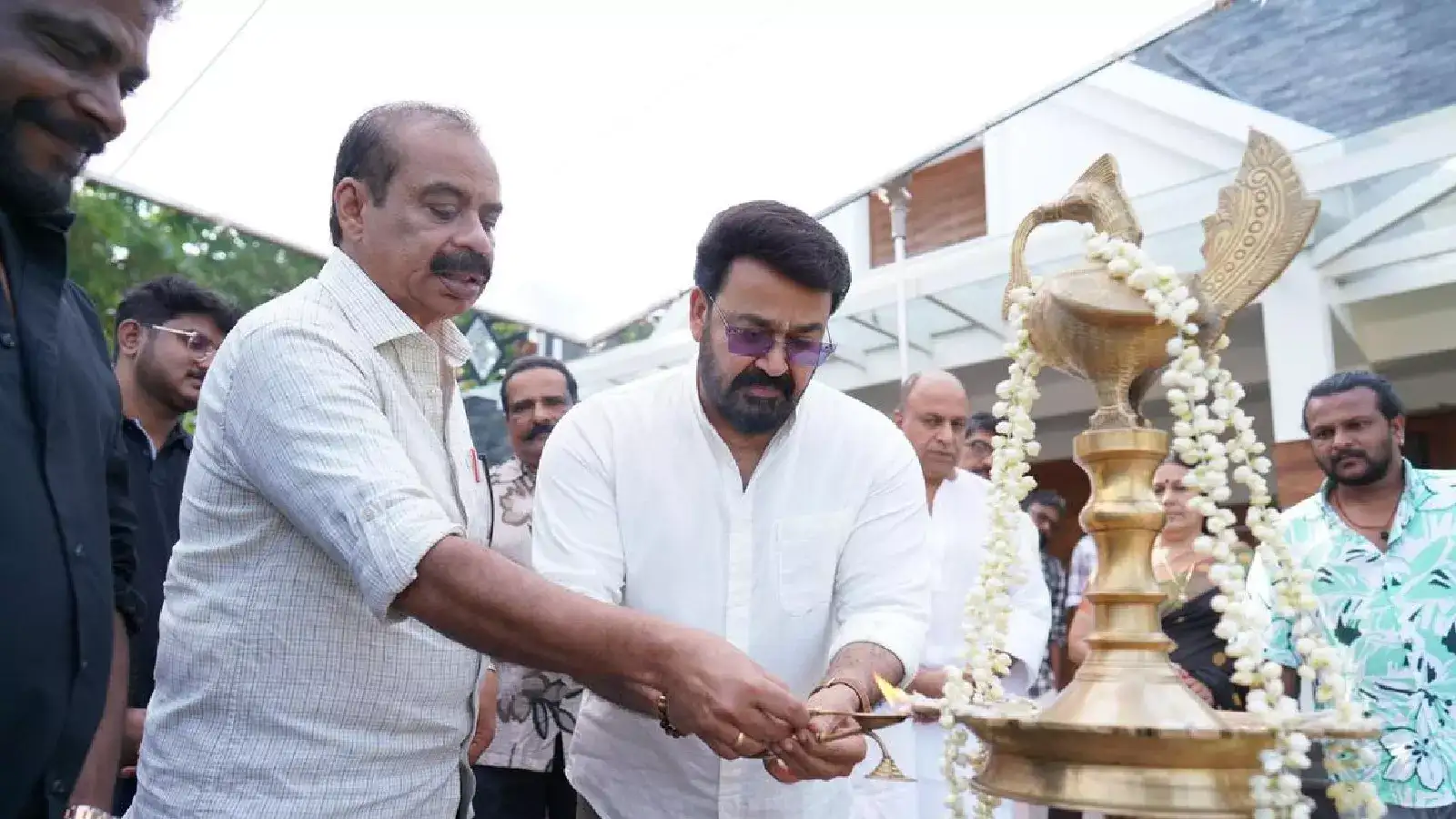 ലാലേട്ടൻ ചിത്രത്തിൽ സർപ്രൈസുകൾ ഏറെ! മീര മുതൽ ബേസിൽ വരെ; ബുക്കിങ് വിവരങ്ങൾ മുതൽ ചിത്രത്തിന്റെ റിലീസ് വരെ അറിയേണ്ടതെല്ലാം