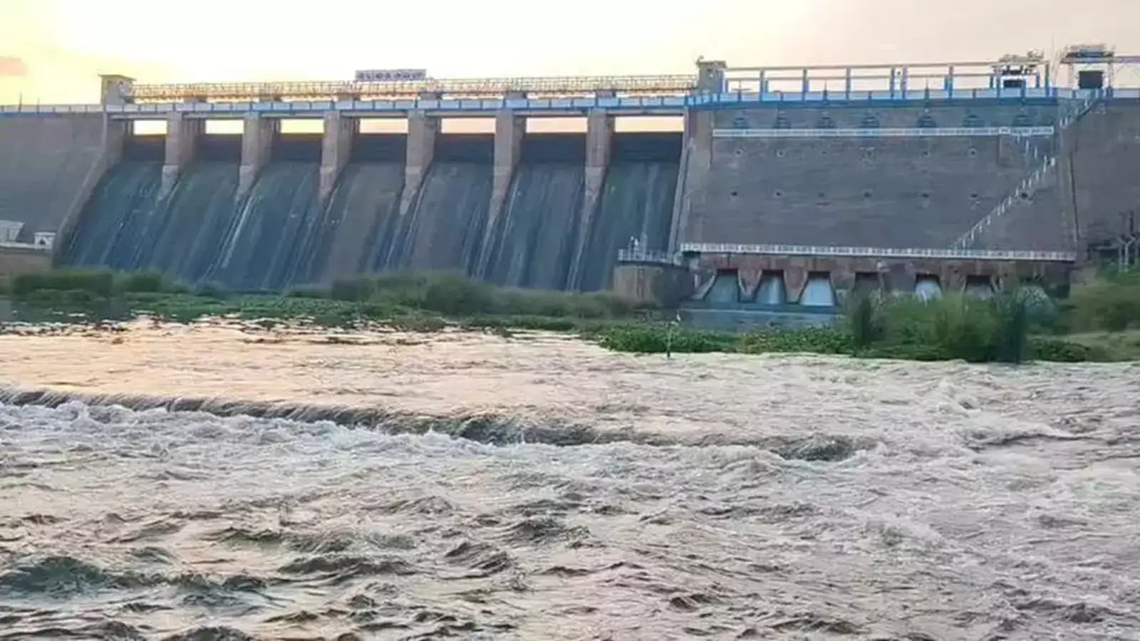 வைகை அணை முழுவதுமாக நிரம்பியது... 5 மாவட்டங்களுக்கு வெள்ள அபாய எச்சரிக்கை! 