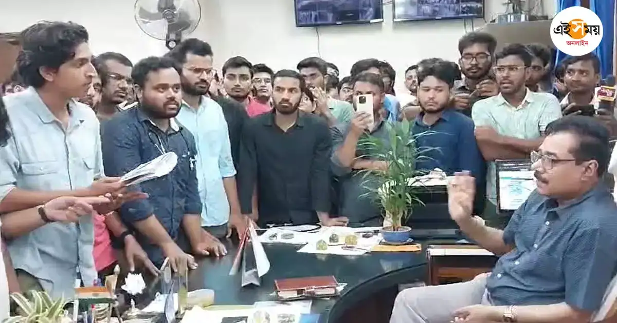 North Bengal Medical College,আরজি কর কাণ্ডে প্রতিবাদের আঁচ উত্তরবঙ্গ মেডিক্যালে, ডিন ও গৌতম দেবকে ঘিরে ডাক্তারদের তুমুল বিক্ষোভ – north bengal medical college junior doctors agitation on pgt avik dey North Bengal Medical College,আরজি কর কাণ্ডে প্রতিবাদের আঁচ উত্তরবঙ্গ মেডিক্যালে, ডিন ও গৌতম দেবকে ঘিরে ডাক্তারদের তুমুল বিক্ষোভ – north bengal medical college junior doctors agitation on pgt avik dey
