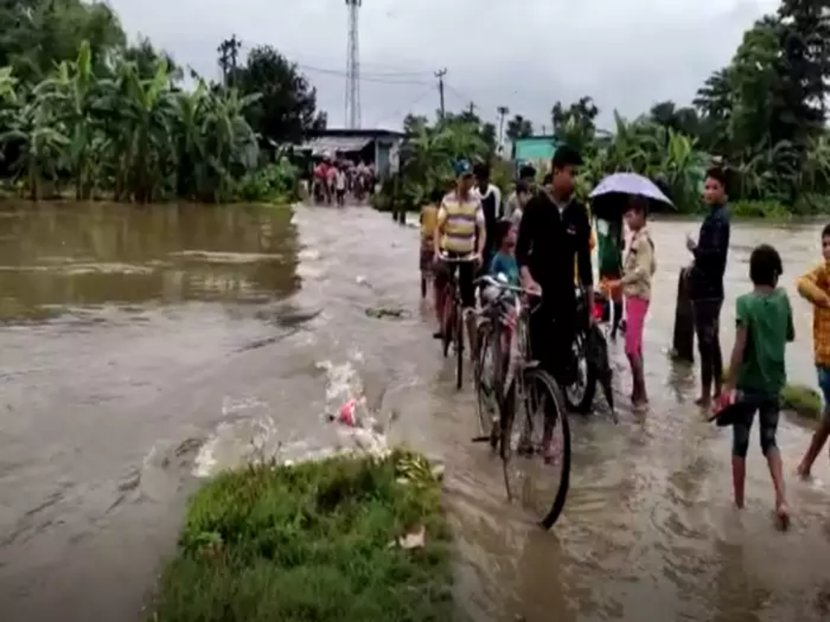 Bihar Flood : बिहार में भारी बारिश से उफान पर नदियां, कई इलाकों में बाढ़  जैसे हालात - bihar flood rivers in spate due to heavy rains flood like  situation in many