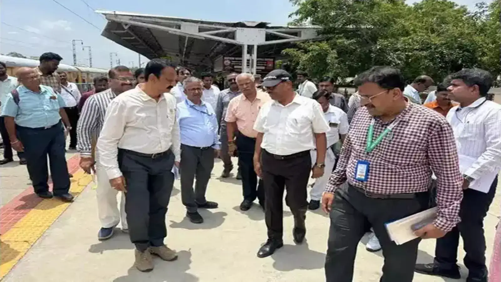 திருச்சி ரயில் நிலையத்தில் AGM நேரில் ஆய்வு...பயணிகளின் புகார்களுக்கு நடவடிக்கை எடுப்பதாக உறுதி! 