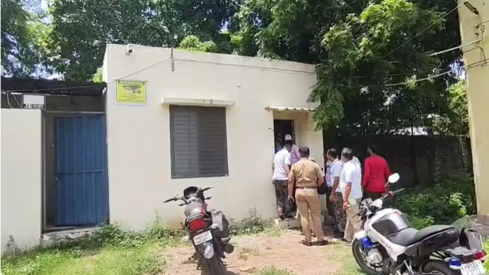 धुळे कृषी उत्पन्न बाजार समितीत भयानक दृश्य, पोलिसाने असं का केलं? सुदैवाने… धुळे कृषी उत्पन्न बाजार समितीत भयानक दृश्य, पोलिसाने असं का केलं? सुदैवाने…