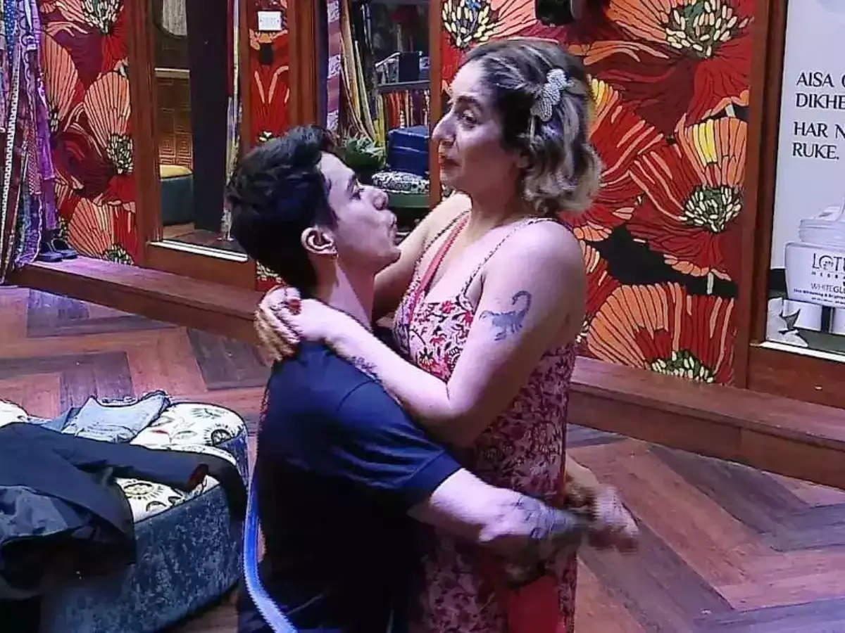 neha bhasin reply to a user who claimed she gave lap dance to pratik  sehajpal in bigg boss ott- क्‍या नेहा भसीन ने प्रतीक सहजपाल को दिया था लैप  डांस? सिंगर ने