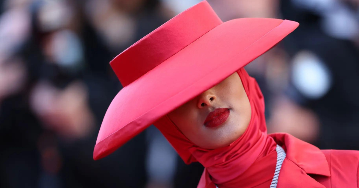 When this beauty came to the red carpet wearing hijab, she put a red cap on her head and posed in such a way that everyone was surprised to see.