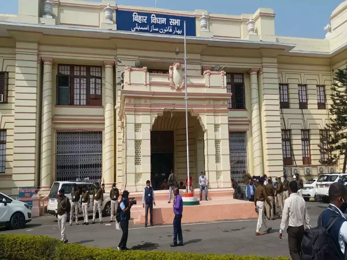 bihar vidhan sabha: huzoor... officers don't talk directly to their mouths,  don't reply to letters... honorables pleaded, government on back foot : Bihar  Vidhan Sabha : हुजूर... अफसर सीधे मुंंह बात नहीं